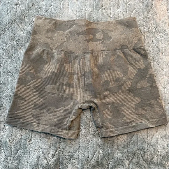 Gymshark Adapt Camo Seamless Shorts - Picture 2 of 8